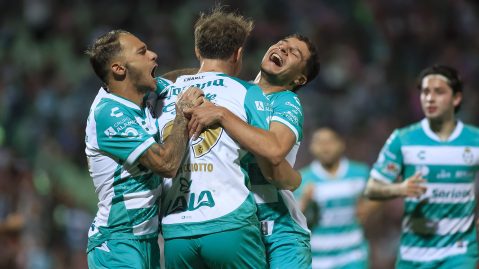 Jugadores de Santos celebran el gol con el que derrotaron a Chivas.